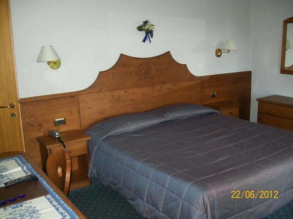 Hotel San Martino Сан-Мартіно-ді-Кастроцца Екстер'єр фото